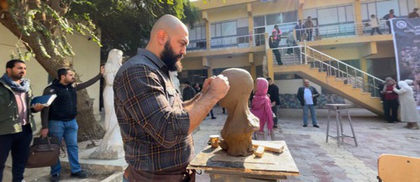 activities07 طالب يقوم بأعمال النحت